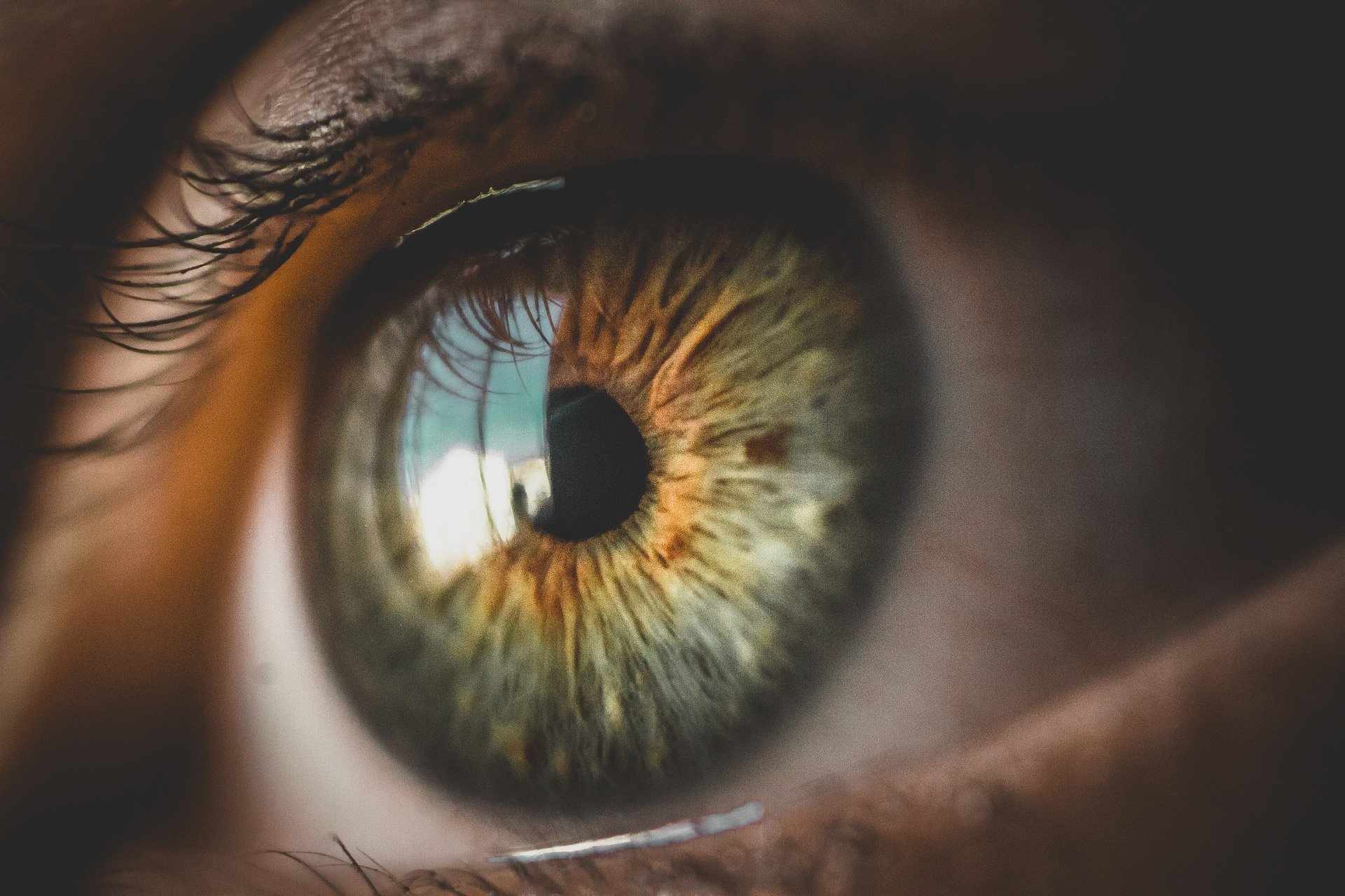 Dr. Ionas Miliatos gives us advice and solves questions about our eye health