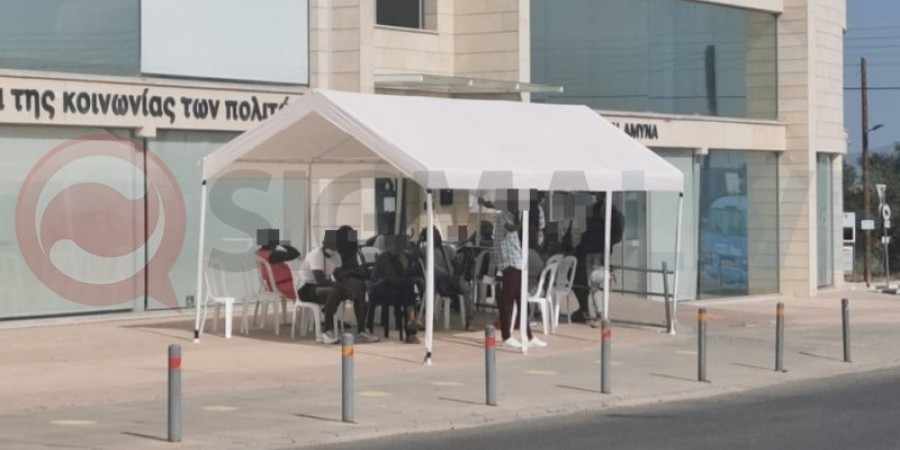 Απεγνωσμένοι κάτοικοι στη Λακατάμεια με τους μεταναστες