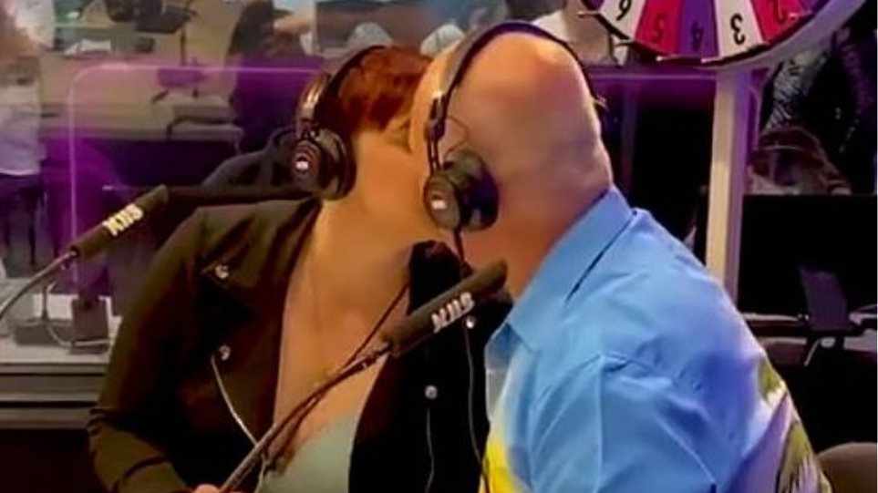 Ανατριχιαστικό! Πατέρας και κόρη φιλιούνται στο στόμα για 1000 ευρώ