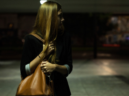Τηλεφωνική γραμμή κρατά ασφαλείς τις φοβισμένες γυναίκες που περπατούν μόνες