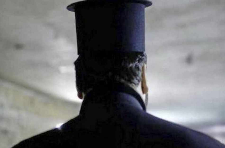 Ιερέας χάκερ έκλεβε τραπεζικούς λογαριασμούς και μοίραζε τρόφιμα σε φτωχούς