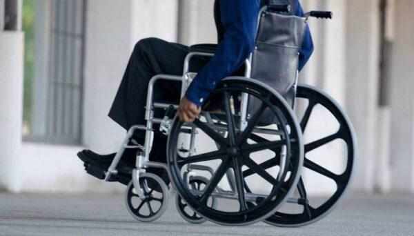 Ζήτησαν από ανάπηρη να ανεβεί από σκάλες σε κέντρο υγείας