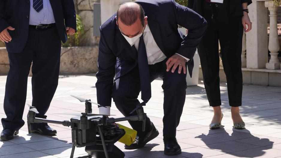 Ο Καρούσος πήρε πακέτο από το ταχυδρομείο με drone