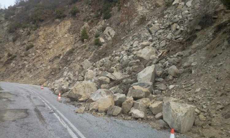 Κλειστός δρόμος λόγω κατολισθήσεων όγκων χώματος και βράχων