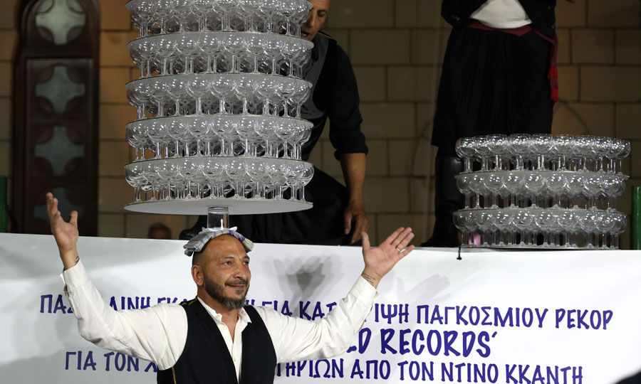 Ρεκόρ Guinness για τον Ντίνο Κκαντή στον παραδοσιακό «χορό των ποτηριών»