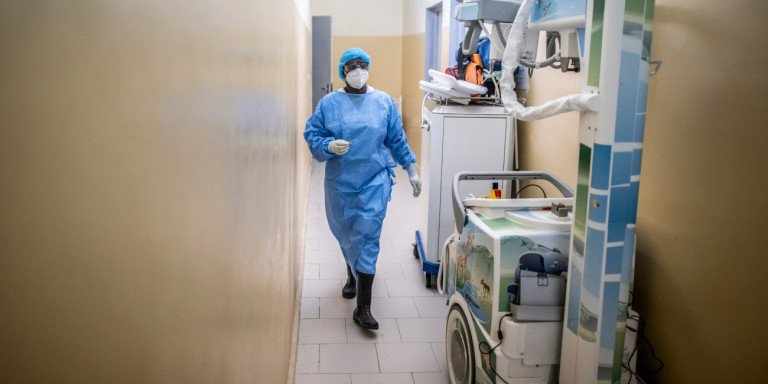 Σε σοβαρή κατάσταση 57 ασθενείς, 25 είναι διασωληνωμένοι