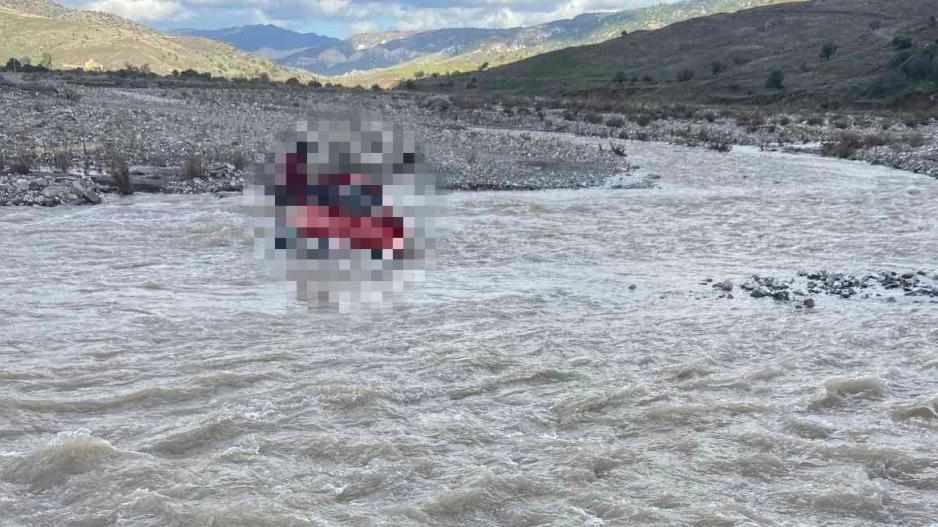 Ασυνείδητοι δεν σκέφτηκαν το κίνδυνο και μπήκαν με τα αυτοκίνητα στον ποταμό Ξερό