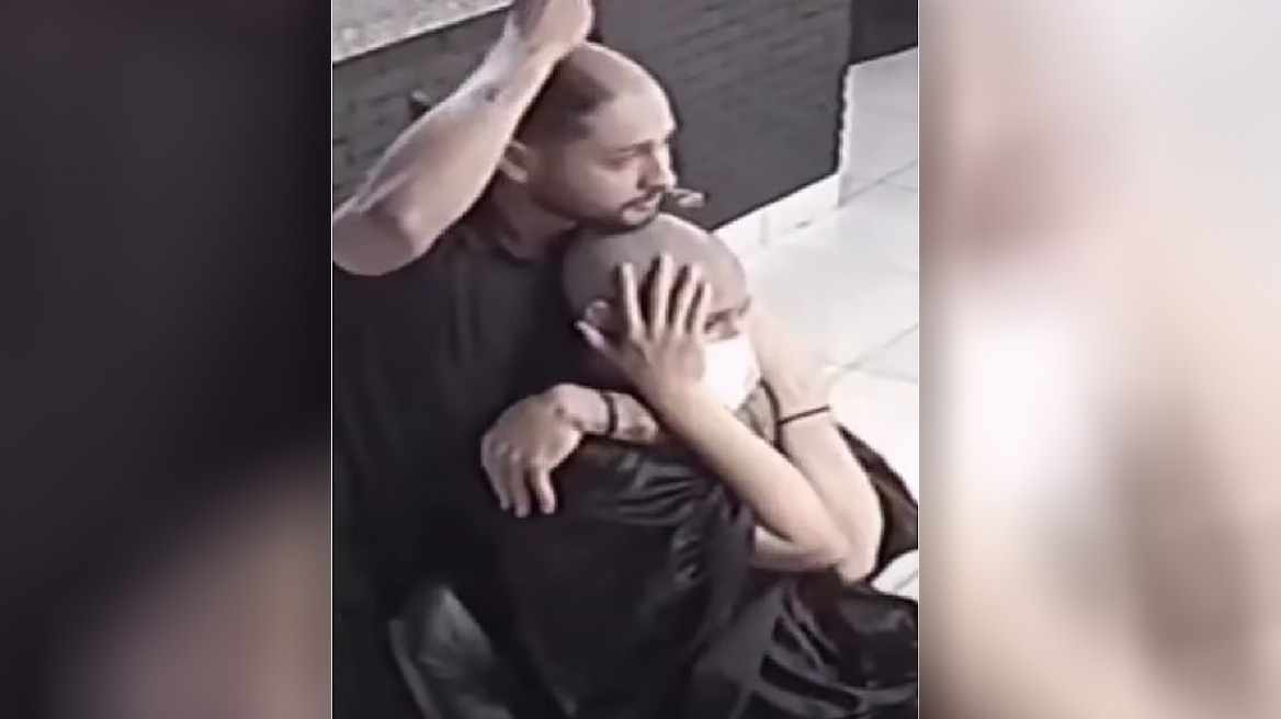 Κομμωτής ξυρίζει το κεφάλι του ως ένδειξη αλληλεγγύης σε καρκινοπαθή πελάτισσα