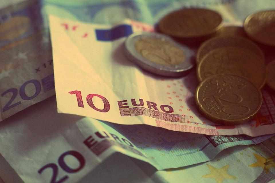 Βουλιάζει στο χρέος η Κύπρος