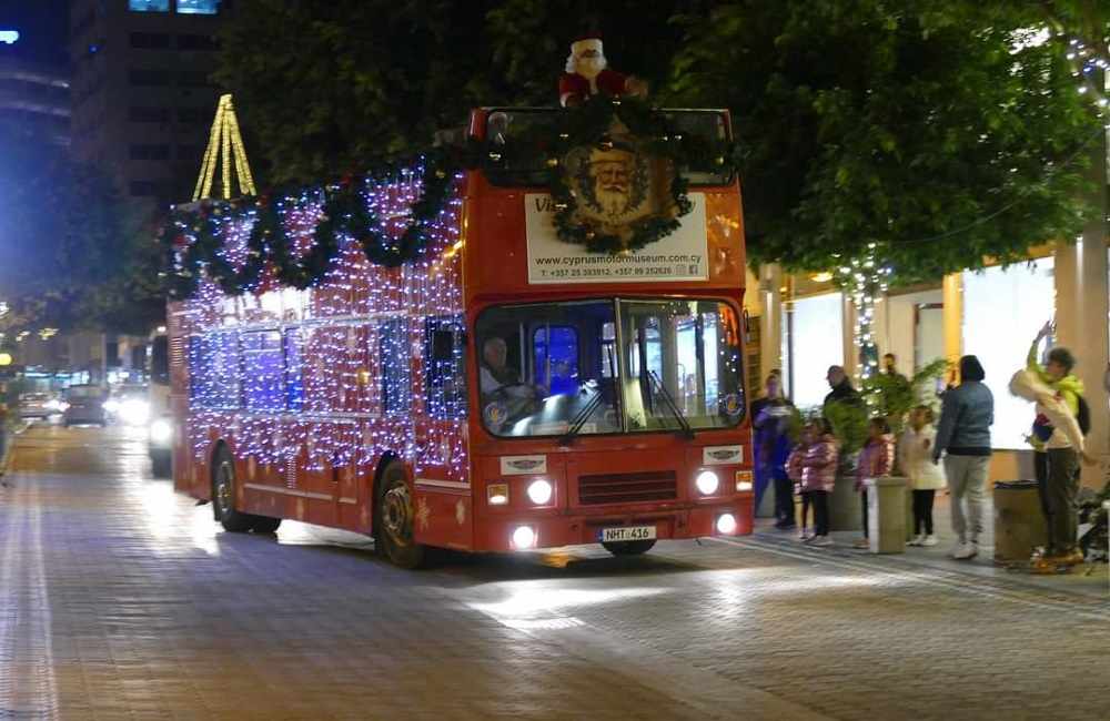 Νεαροί επιχείρησαν να κάψουν λεωφορείο του Άγιου Βασίλη στη Λεμεσό