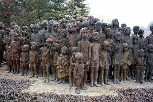Η θηριωδία των Ναζί  του Lidice, ενός μικρού χωριού της τότε Τσεχοσλοβακίας