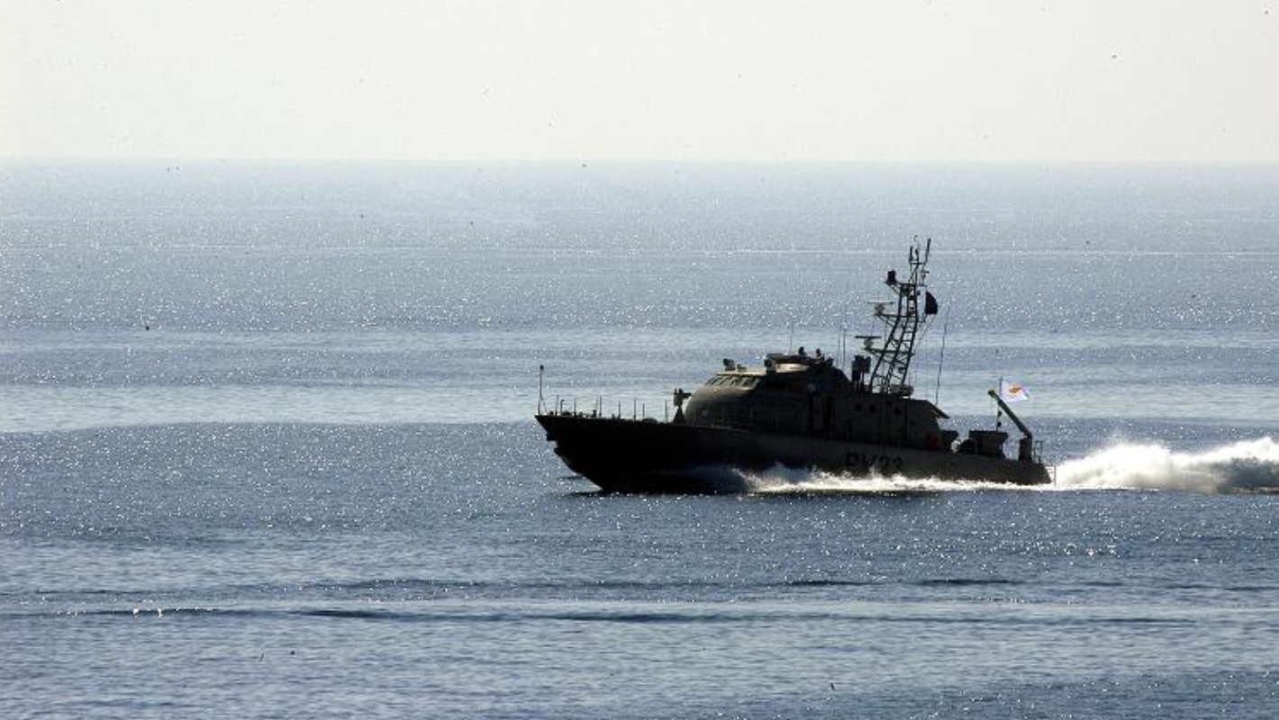Αστυνομικός βούτηξε με τα ρούχα και έσωσε ανήλικη που ήταν αναίσθητη στη θάλασσα