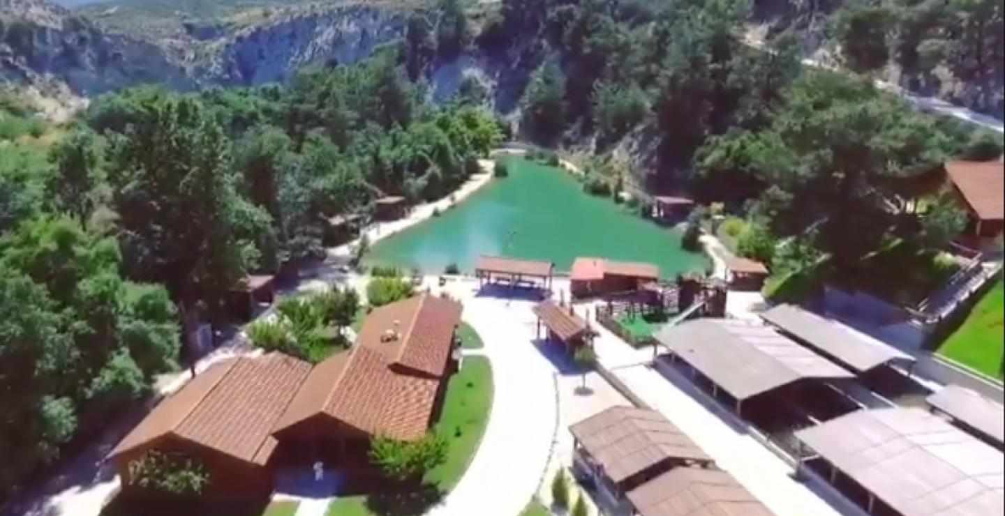 Διαμονή σε αυτά τα ξύλινα σπιτάκια δίπλα στην λίμνη