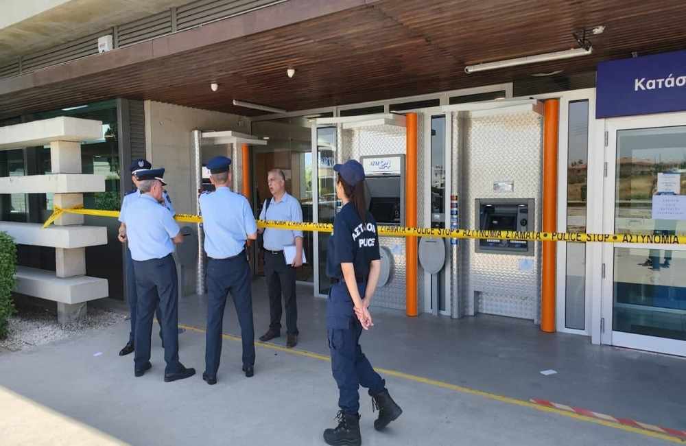 Έβαλε μάσκα κορωνοϊού μπήκε στο κατάστημα και άρπαξε από το ταμείο χρηματικό ποσό