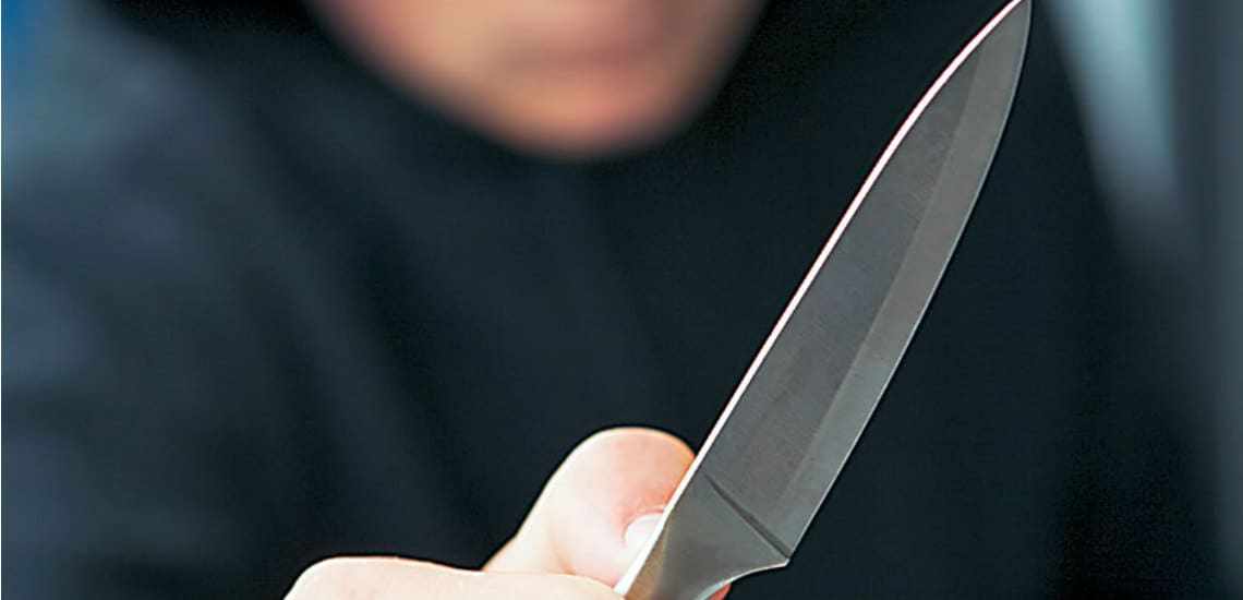 Πήγε στην δουλειά του άντρα της και τον μαχαίρωσε