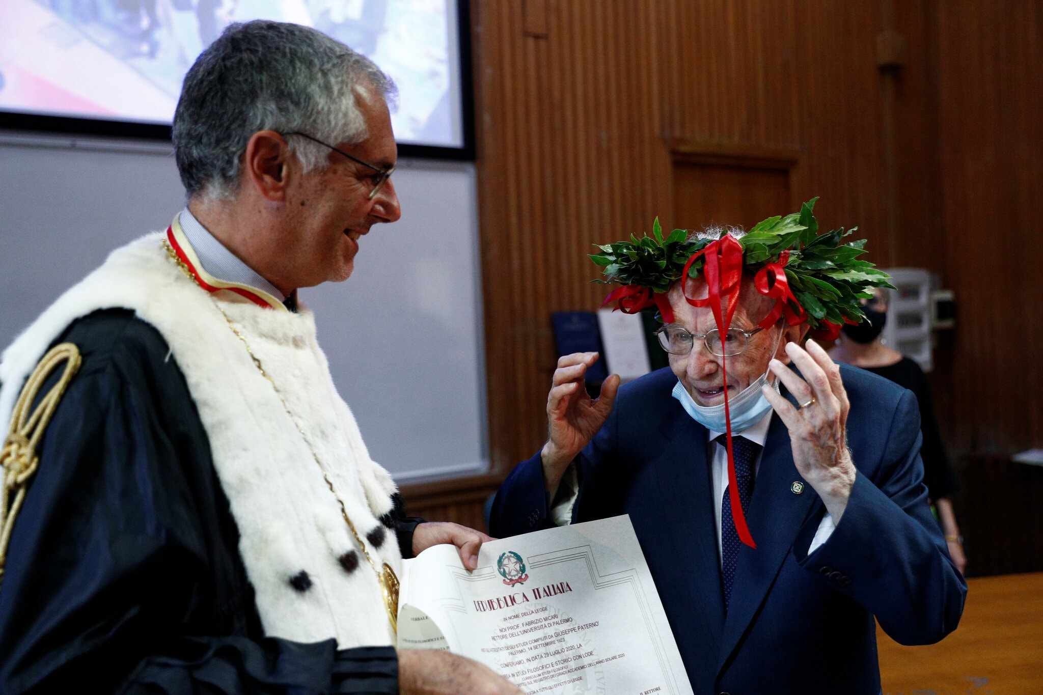 O  96χρονος φοιτητής Giuseppe Paterno, πήρε το πτυχίο του χρησιμοποιώντας γραφομηχανή.
