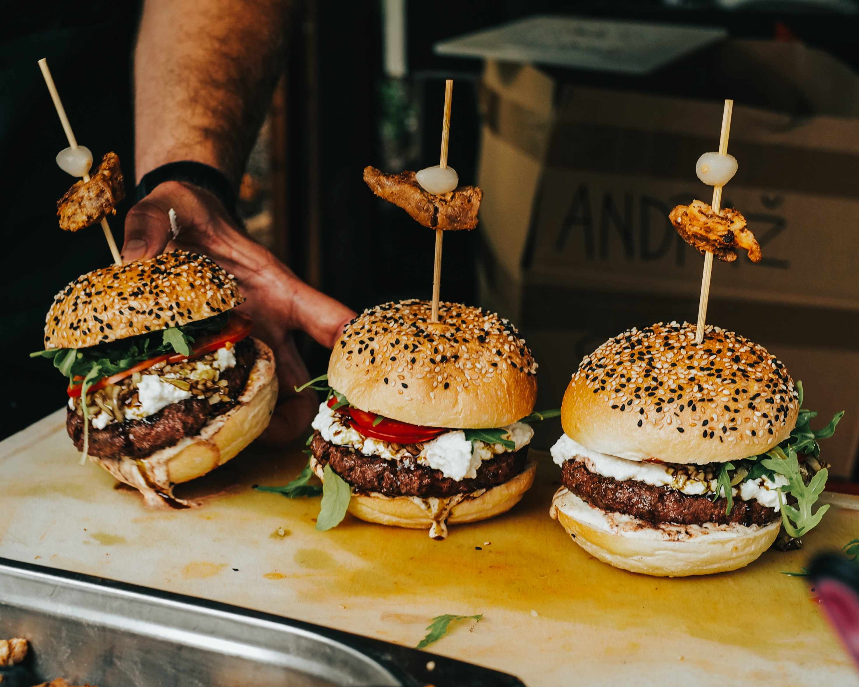 Καρναβαλίστικο πάρτι με άφθονα burgers και hot dog στο πάρκο!