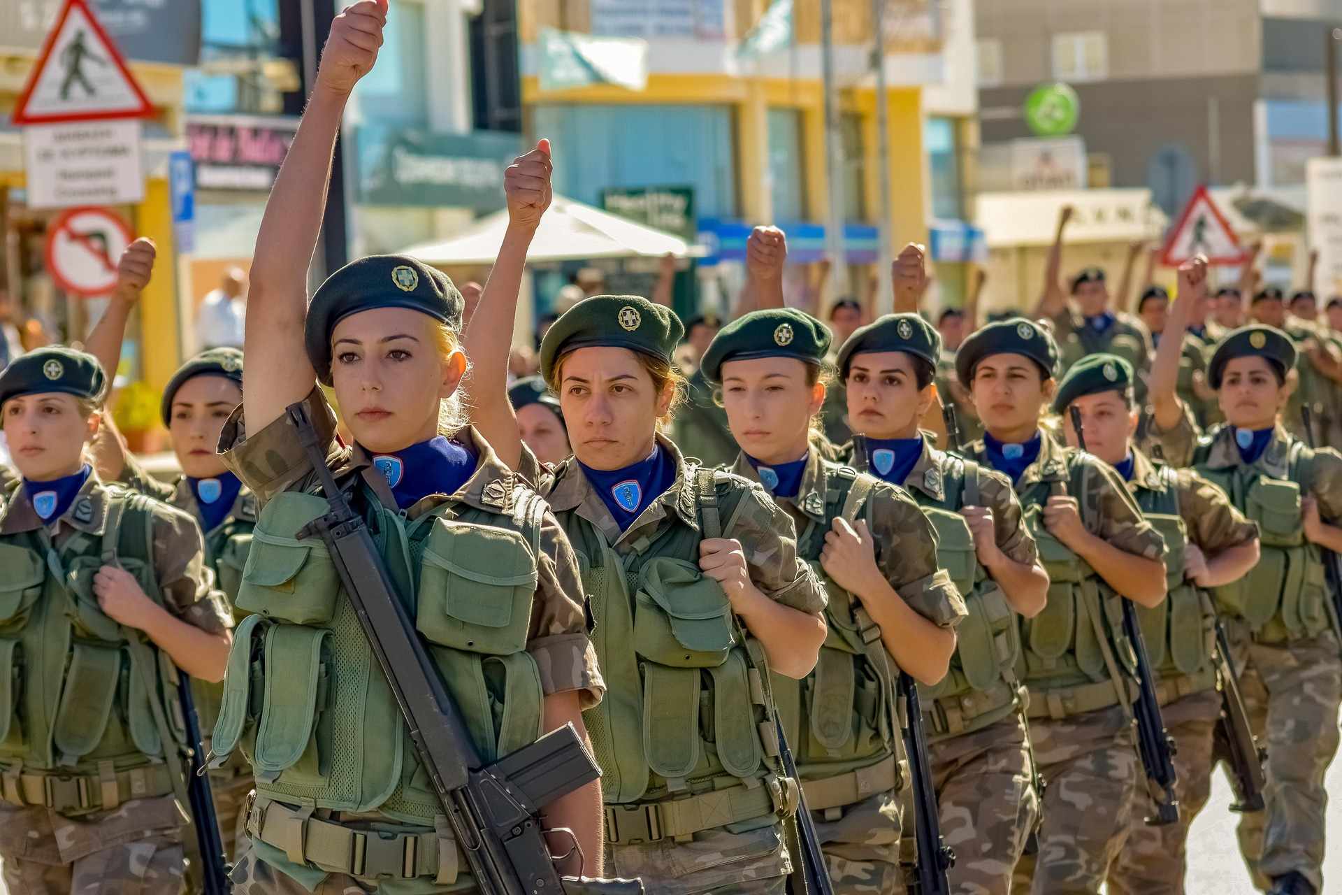 Πράσινο φως για την εθελοντική στρατιωτική θητεία γυναικών
