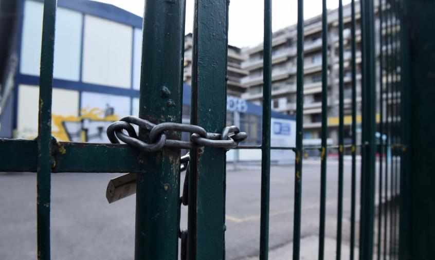 Μητέρα μπούκαρε σε σχολείο για να αποτρέψει rapid test του γιου της