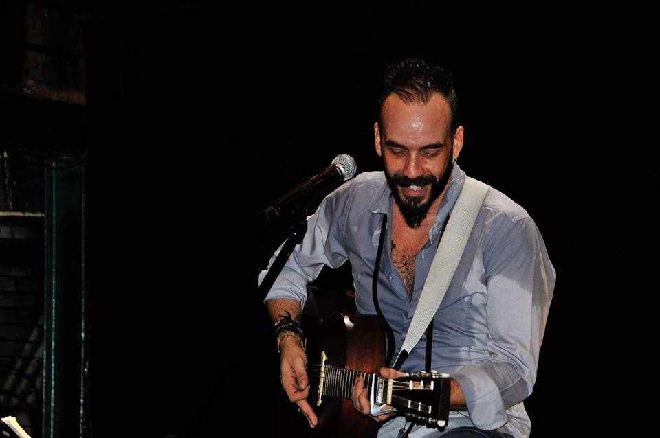 Ο Πάνος Μουζουράκης τραγουδά για  ενίσχυση του Κυπριακού Ερυθρού Σταυρού