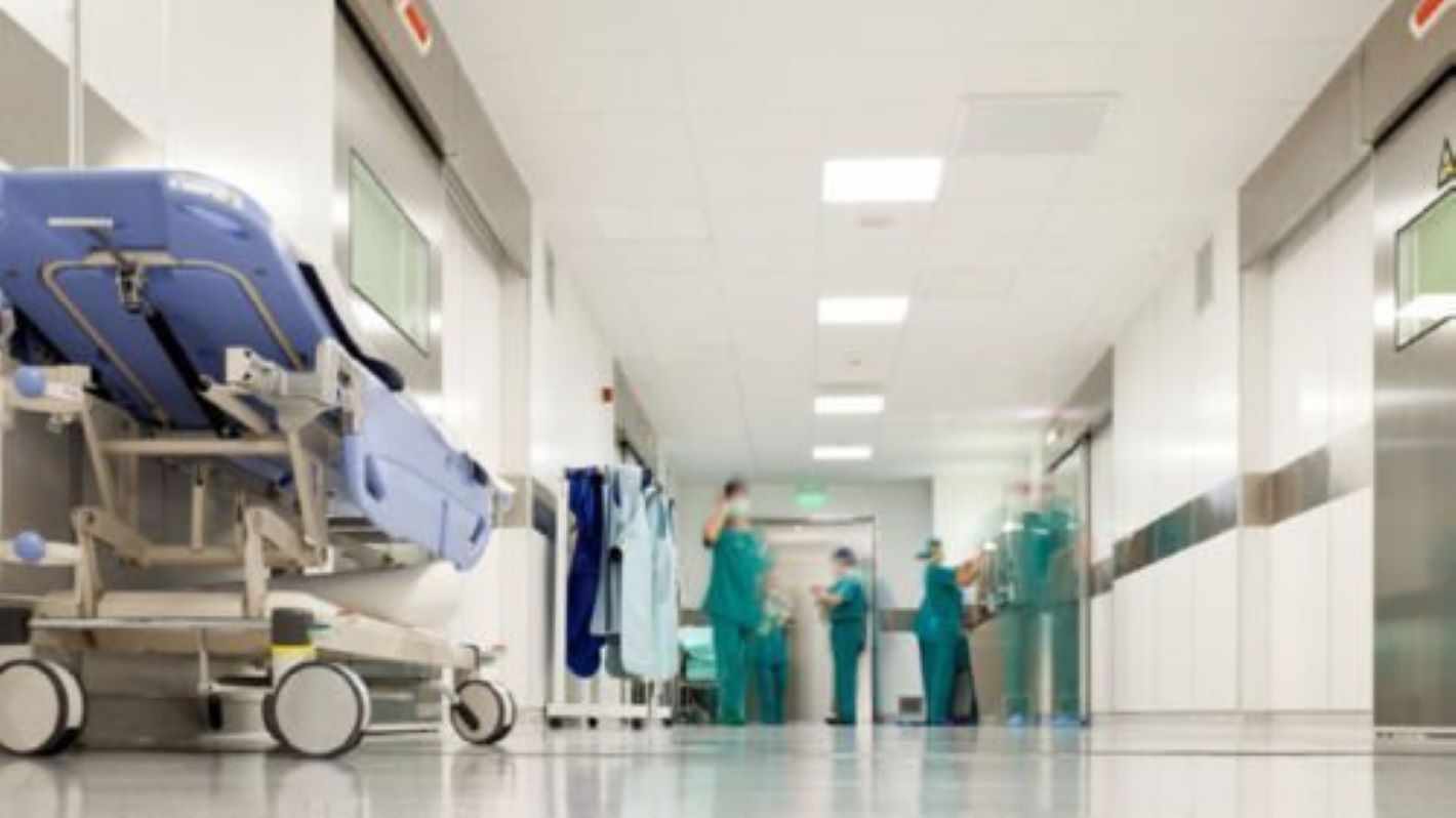 Χαμός στις Πρώτες Βοήθειες: «Ντροπή, δεν έχουν πού να πάρουν διασωληνωμένο»