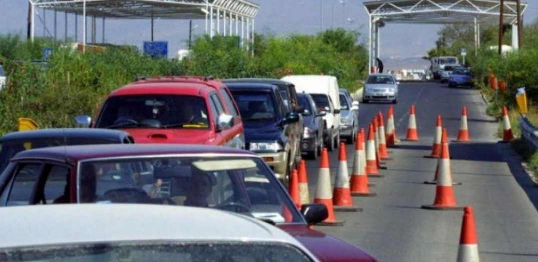 Δεν σταματούν οι ουρές στα οδοφράγματα