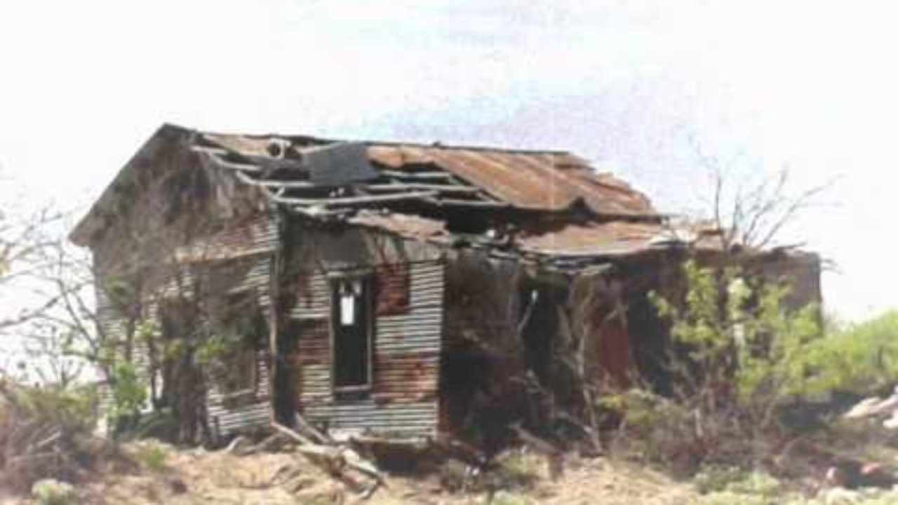 Ζει σε παράγκα χωρίς ρεύμα και νερό