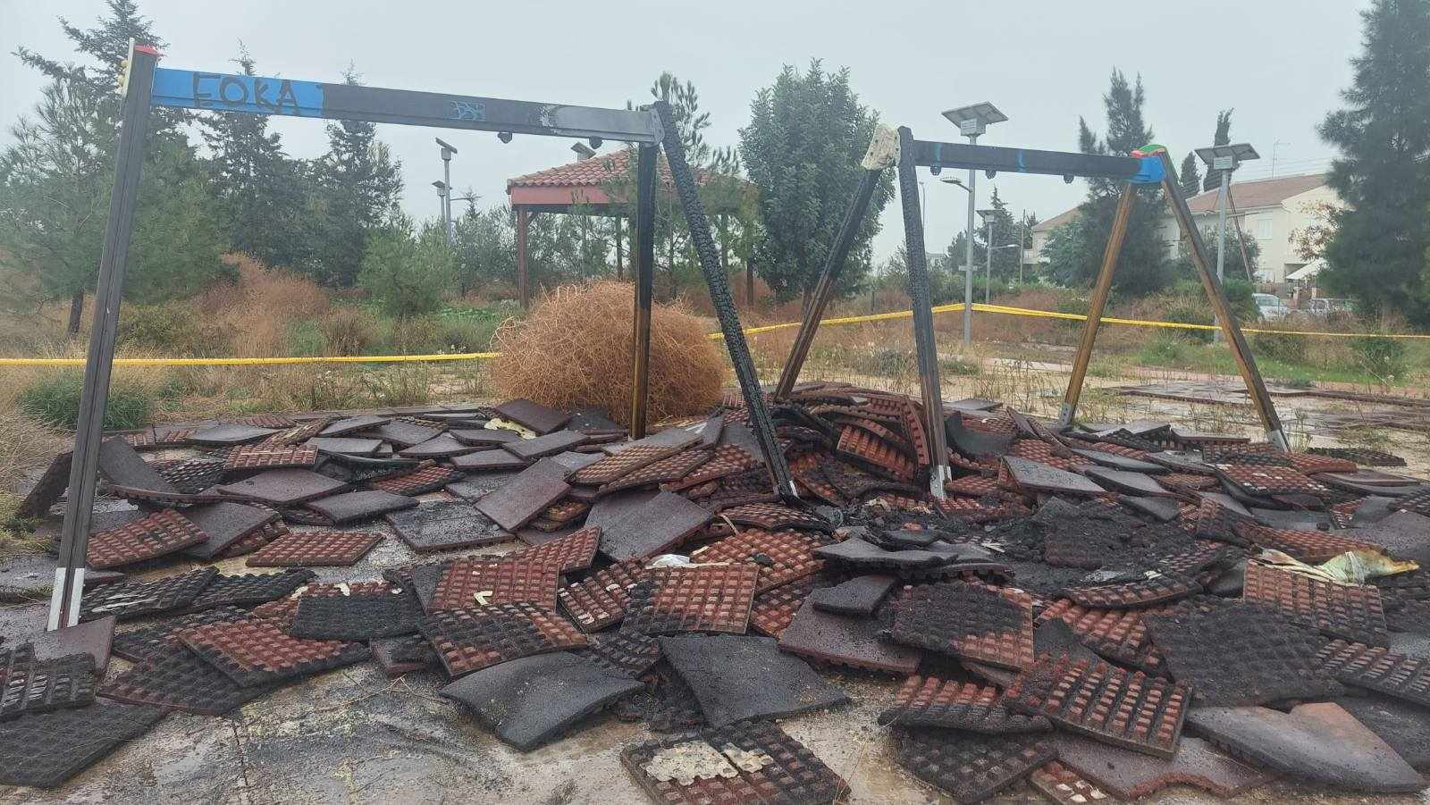 Άγνωστοι ξήλωσαν δημοτικό πάρκο στον Στρόβολο (ΦΩΤΟΣ)