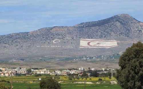 Μαζεύονται υπογραφές για την απομάκρυνση της σημαίας από τον Πενταδάκτυλο