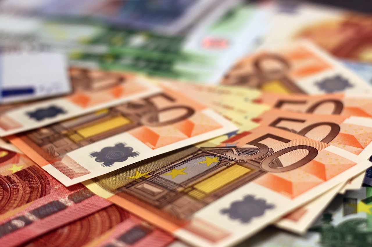 Αυξάνεται ο μισθός των δημόσιων υπαλλήλων