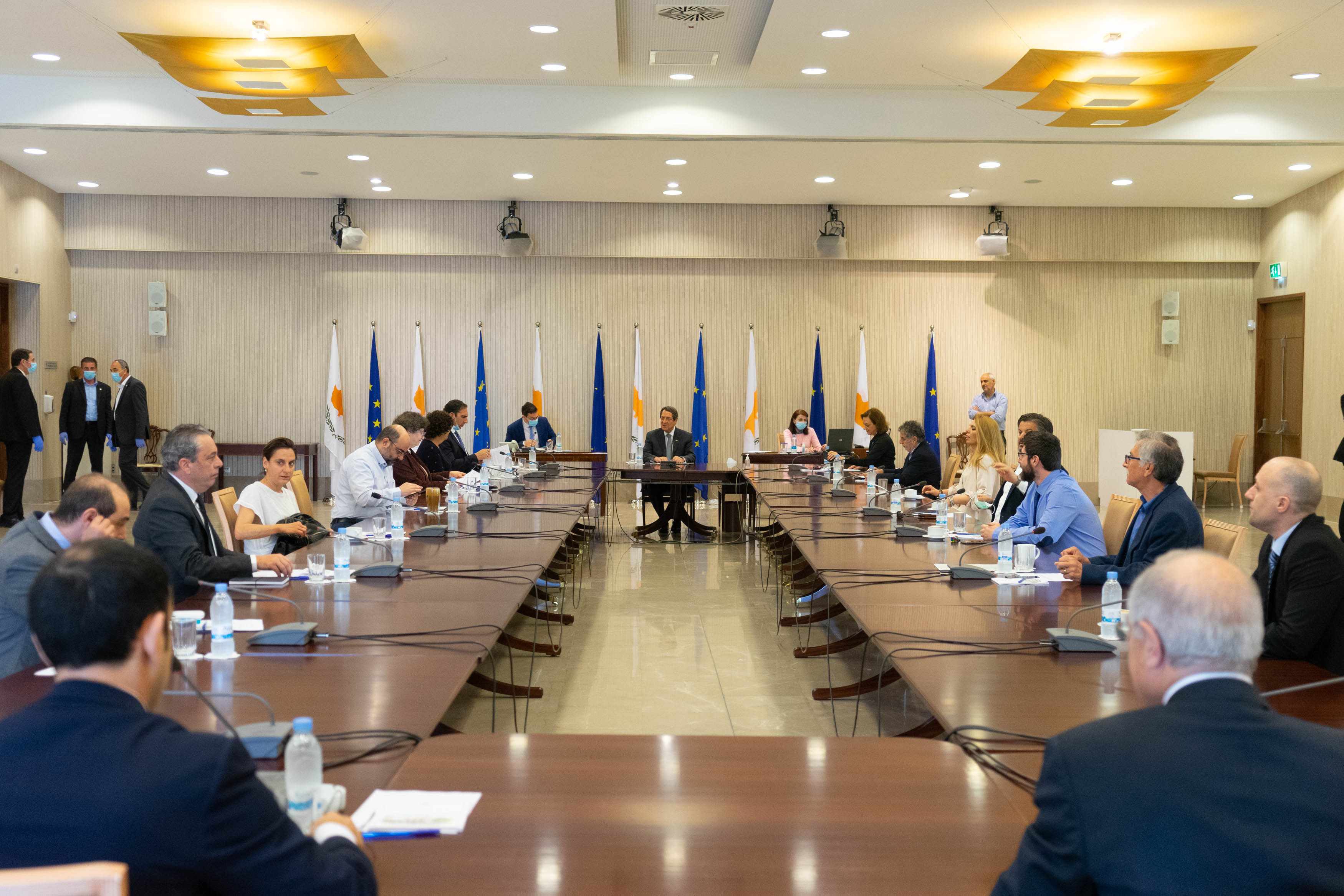Συσκέψεις για χαλαρώσεις μέτρων