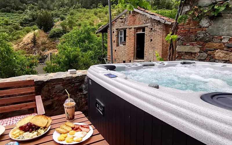 Τρείς cozy παραδοσιακές επαύλεις στο βουνό με τζακούζι, σάουνα, cinema, BBQs σε περιμένουν για χαλάρωση και ηρεμία για αξέχαστη διαμονή
