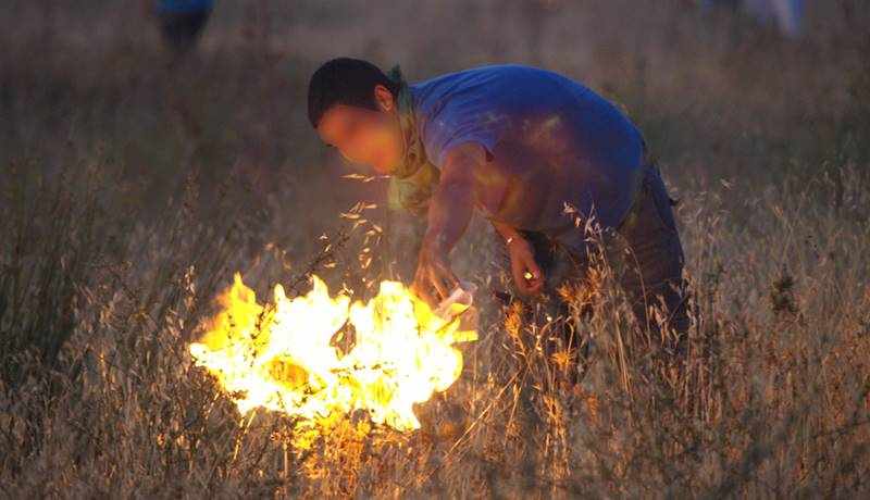 Τσάκωσαν 30χρονο να βάζει φωτιές - Του πέρασαν χειροπέδες