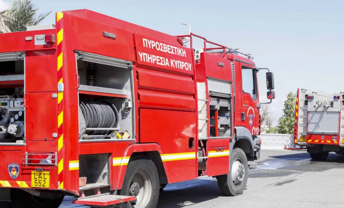 Στις φλόγες αρθρωτό όχημα εν κινήσει