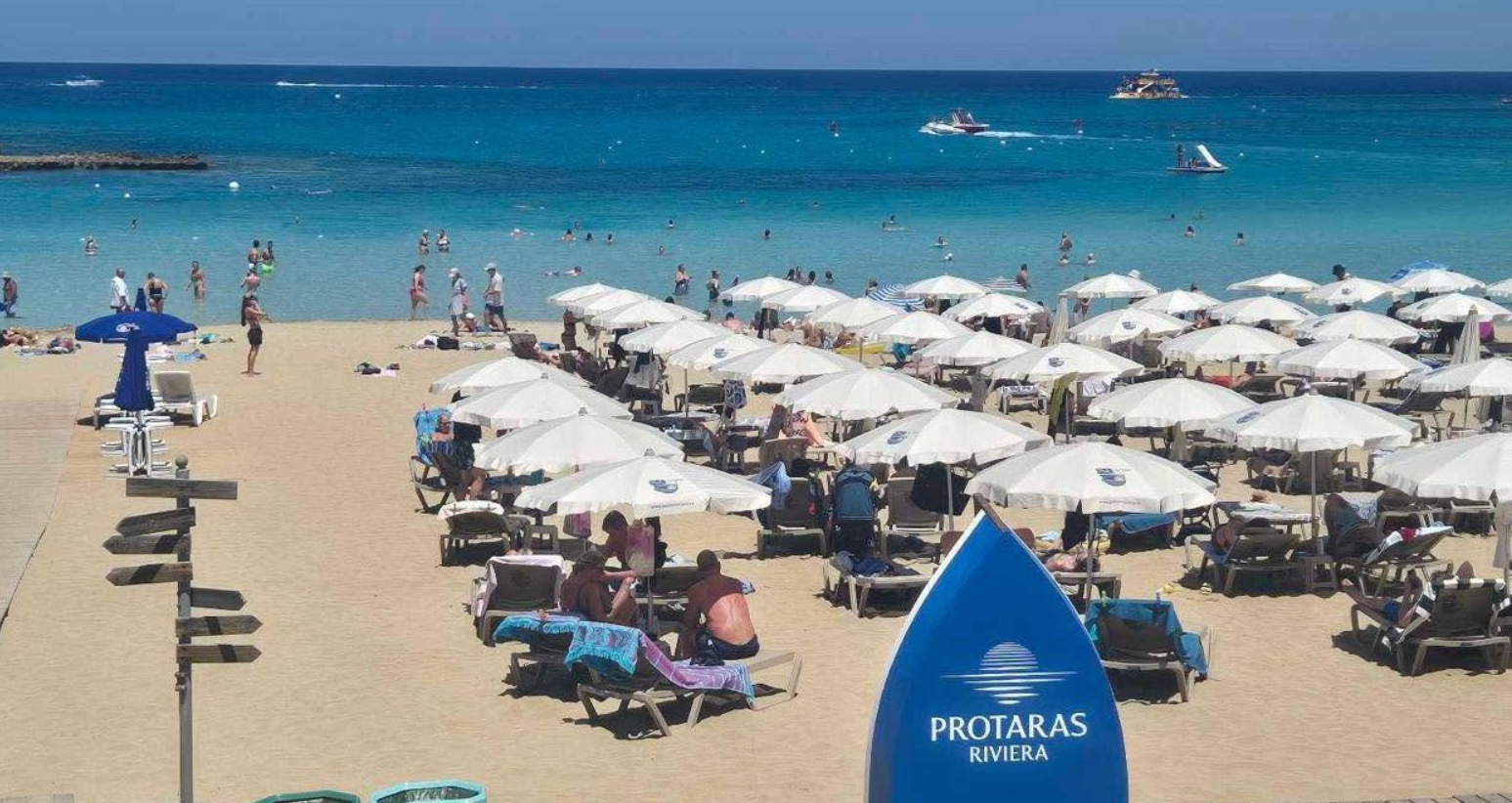 Βιβλία δίπλα στο κύμα