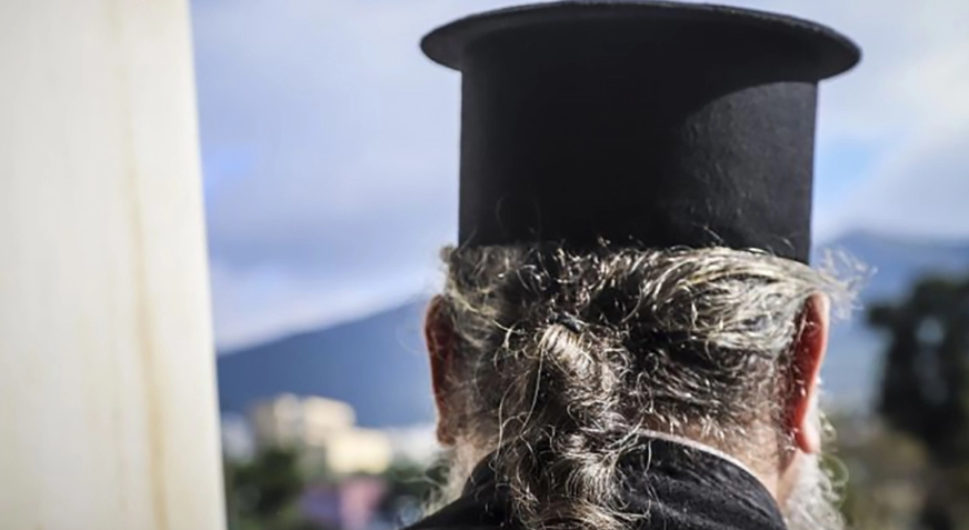 Ιερέας έπιασε ζευγάρι σε παρεκκλήσι και τους έδωσε 100 ευρώ