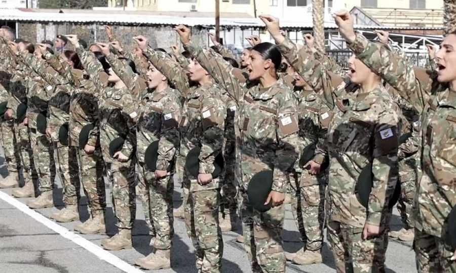 Πάλμας για στράτευση γυναικών