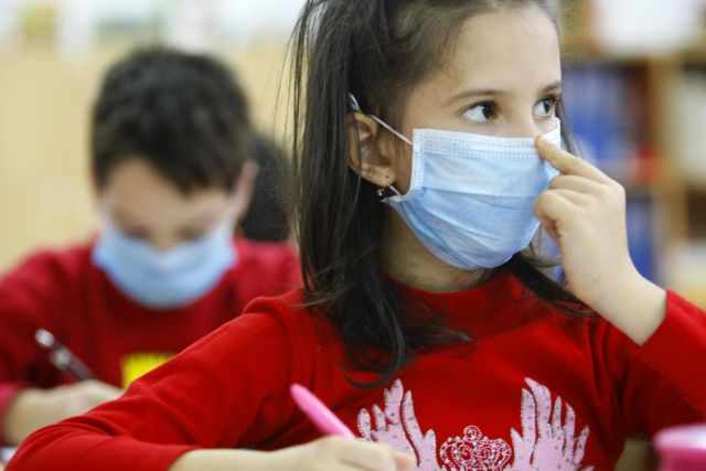 Στήνουν πόδι για την υποχρεωτική μάσκα στα δημοτικά οι γονείς