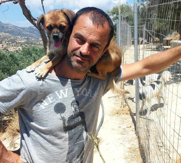Τάκης Προεστάκης: Παράτησε τη νύχτα, ξόδεψε 180.000 ευρώ για τα αδέσποτα και αποθεώθηκε παγκοσμίως
