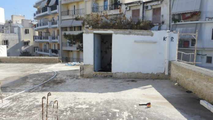 Πασχαλιάτικα, Κυβέρνηση και αντιπολίτευση, αφήνουν σε ταράτσα, γυναίκες και ανήλικο παιδί