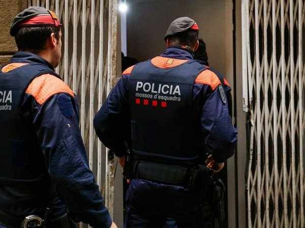 Αστυνομικοί εισέβαλαν σε παράνομο όργιο 70 ατόμων και τους χάλασαν το πάρτι