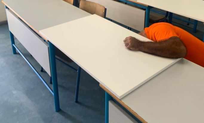 Δεν βρίσκουν ξυλεία για τα τριθέσια θρανία