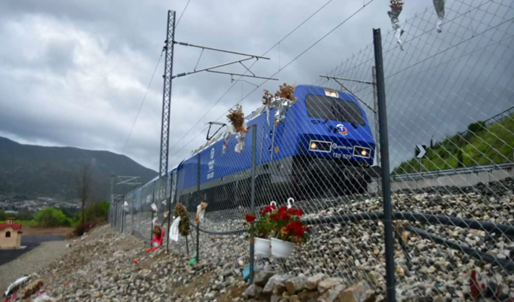 Τέμπη: Ανάμεικτα τα συναισθήματα όταν το Intercity πέρασε από το σημείο της τραγωδίας