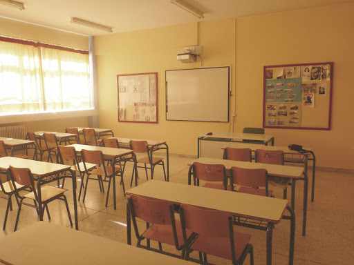 Διευθυντής γυμνασίου στη Λάρνακα δεν άφηνε μαθήτρια να αποφοιτήσει επειδή είχε πλεξούδες τα μαλλιά της