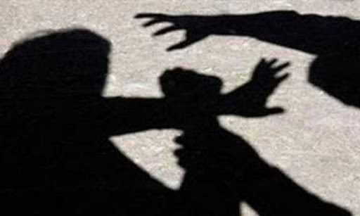 Νεαρός επιτέθηκε απρόκλητα σε δύο γυναίκες