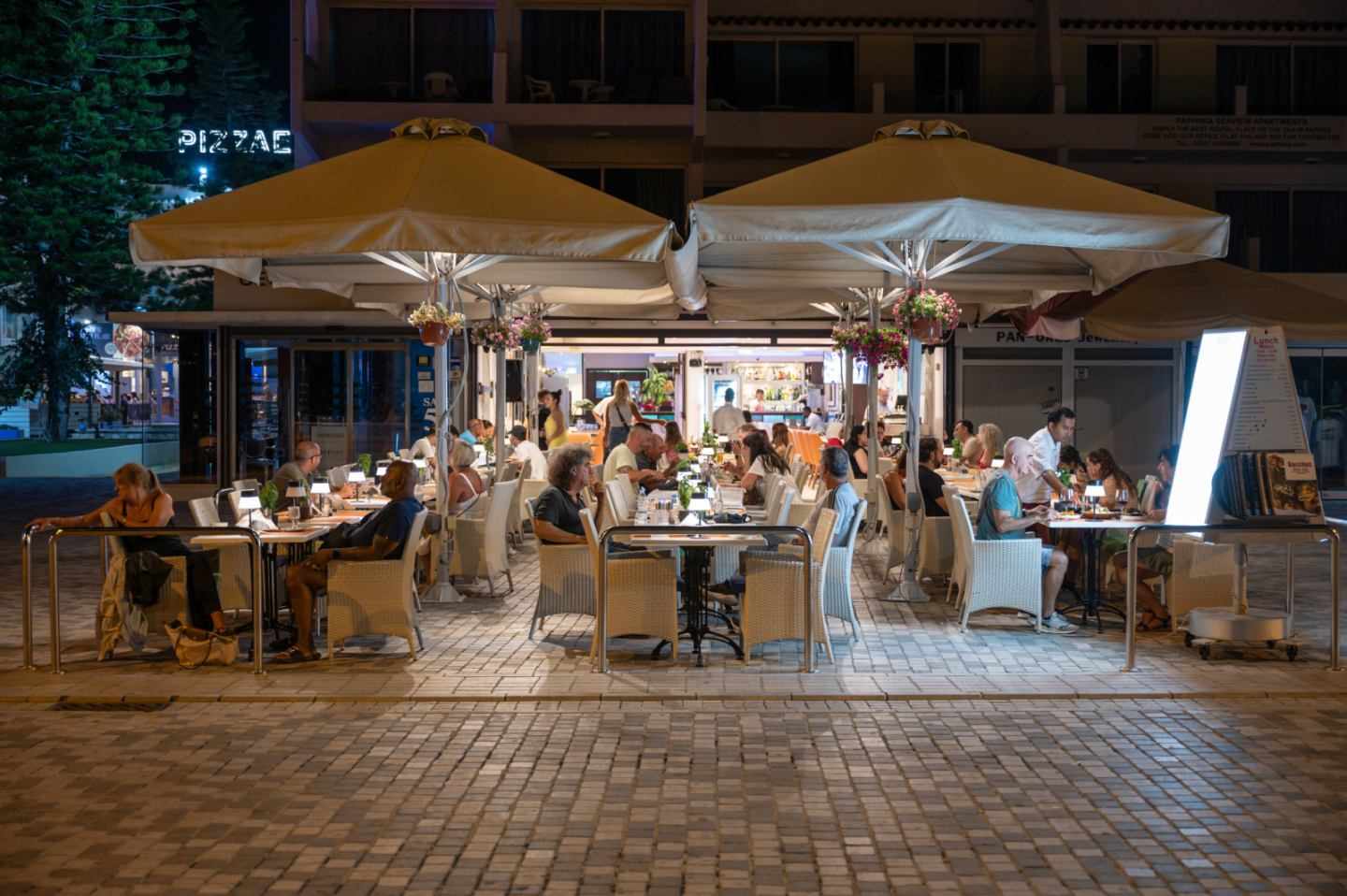 Εστιατόριο στην Πάφο ζητά 2 επαγγελματίες σερβιτόρους στον χώρο της εστίασης