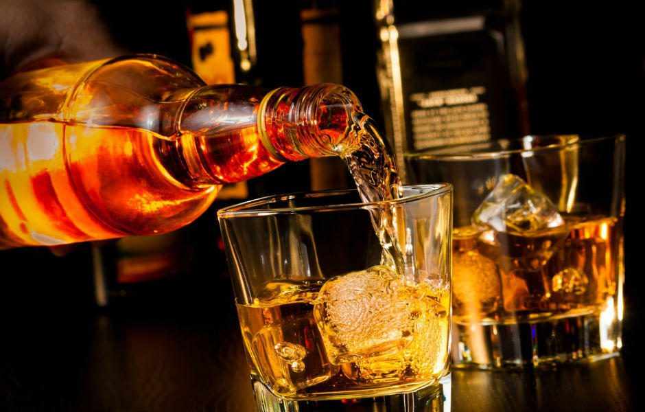 Μητέρα και γιαγιά ανάγκασαν 4χρονο κοριτσάκι να πιει ένα μπουκάλι ουίσκι.