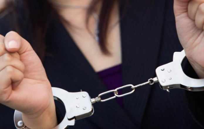 Γυναίκα κατέληξε με χειροπέδες για... 15 ευρώ
