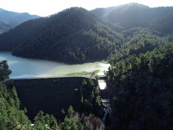 Ένα εντυπωσιακό βίντεο από το υπερχειλισμένο φράγμα Ξυλιάτου