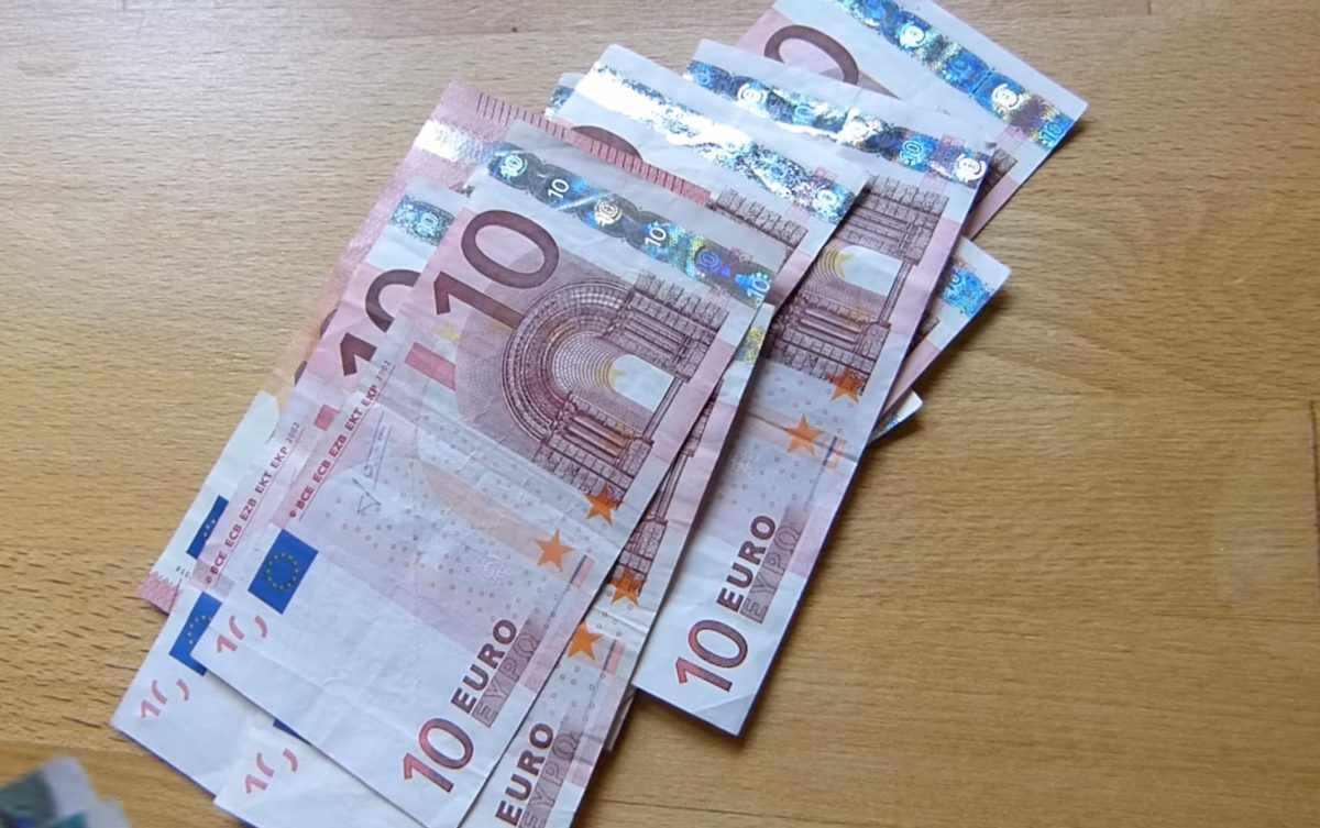 Τους έστειλαν πλαστά χαρτονομίσματα από το εξωτερικό μέσω ταχυδρομείου